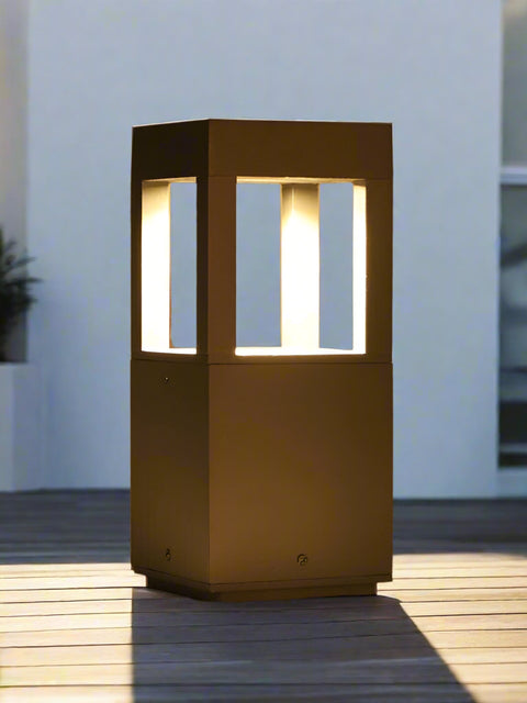 Tatva Lights Quad Glare Bollard – A sleek, modern outdoor garden light with a sturdy black cylindrical body and four glare-controlled light panels. Ideal for pathways, lawns, and landscape accents, offering ambient illumination with a contemporary design.