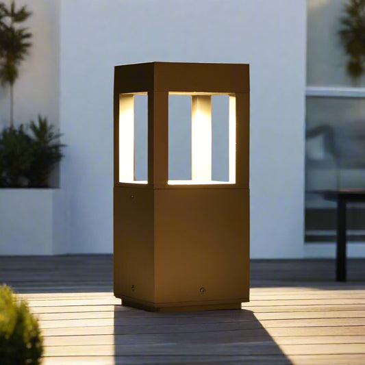 Tatva Lights Quad Glare Bollard – A sleek, modern outdoor garden light with a sturdy black cylindrical body and four glare-controlled light panels. Ideal for pathways, lawns, and landscape accents, offering ambient illumination with a contemporary design.